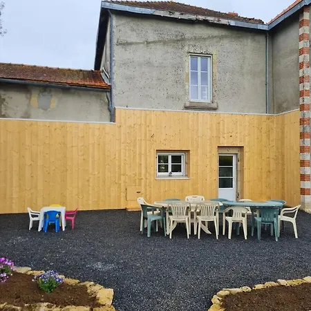 Maison Independante Avec Grande Piscine Et Jardin * Pleuville
