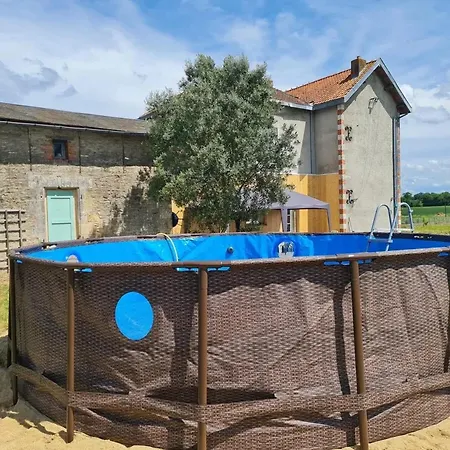 Maison Independante Avec Grande Piscine Et Jardin Pleuville